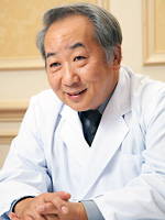 Dr.上山 博康 近影